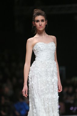 kıskançlık Odası 'fashion.hr' show tarafından tasarlanan kıyafetleri moda model