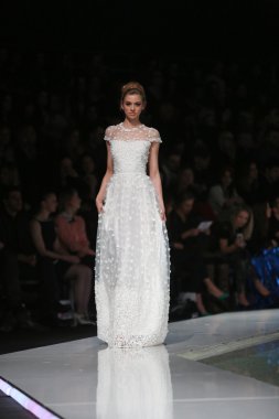 kıskançlık Odası 'fashion.hr' show tarafından tasarlanan kıyafetleri moda model