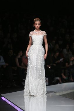 kıskançlık Odası 'fashion.hr' show tarafından tasarlanan kıyafetleri moda model