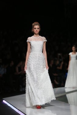 kıskançlık Odası 'fashion.hr' show tarafından tasarlanan kıyafetleri moda model