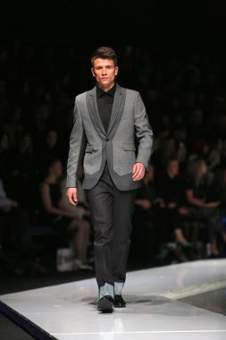 'fashion.hr' gösteri IK studio tarafından tasarlanan kıyafetleri moda model