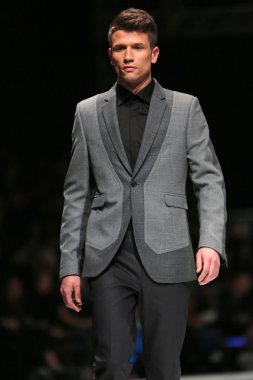 'fashion.hr' gösteri IK studio tarafından tasarlanan kıyafetleri moda model