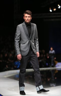 'fashion.hr' gösteri IK studio tarafından tasarlanan kıyafetleri moda model