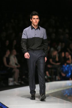 'fashion.hr' gösteri IK studio tarafından tasarlanan kıyafetleri moda model