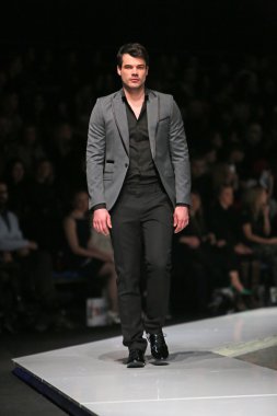 'fashion.hr' gösteri IK studio tarafından tasarlanan kıyafetleri moda model