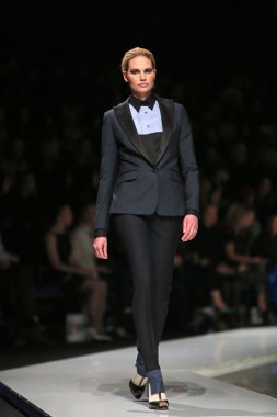 'fashion.hr' gösteri IK studio tarafından tasarlanan kıyafetleri moda model