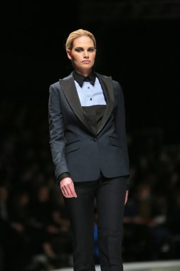 'fashion.hr' gösteri IK studio tarafından tasarlanan kıyafetleri moda model