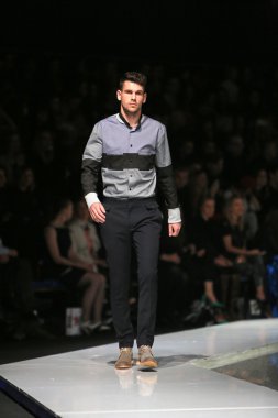 'fashion.hr' gösteri IK studio tarafından tasarlanan kıyafetleri moda model