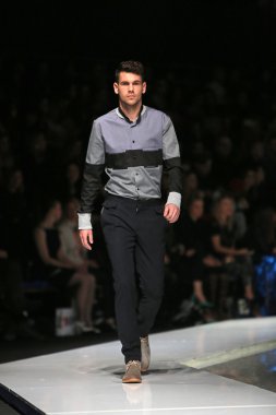 'fashion.hr' gösteri IK studio tarafından tasarlanan kıyafetleri moda model