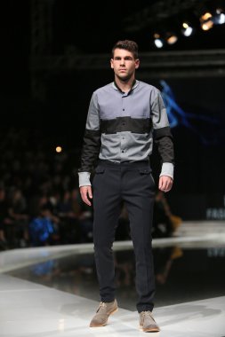 'fashion.hr' gösteri IK studio tarafından tasarlanan kıyafetleri moda model