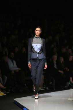 'fashion.hr' gösteri IK studio tarafından tasarlanan kıyafetleri moda model