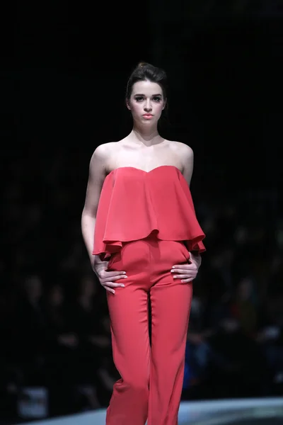 Modelo de moda vestindo roupas projetadas pela sala de inveja no show 'Fashion.hr' — Fotografia de Stock
