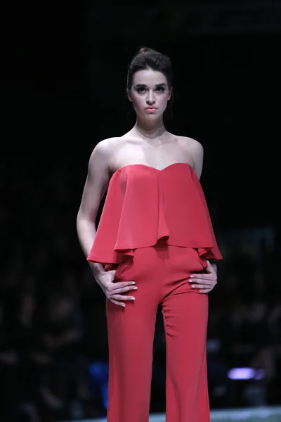 Mode-Model in Kleidern, die von Neid Raum auf der 'fashion.hr' Show entworfen wurden — Stockfoto