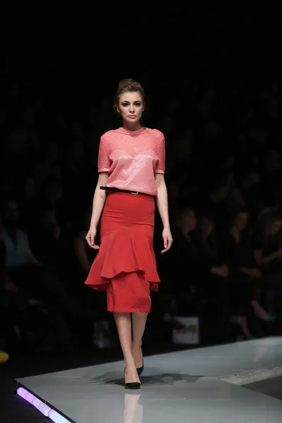 Mode-Model in Kleidern, die von Neid Raum auf der 'fashion.hr' Show entworfen wurden — Stockfoto