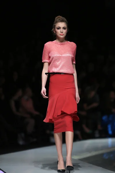 Fashion model wearing clothes designed by Envy Room on the 'Fashion.hr' show — Stock Photo, Image