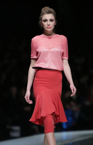 Modelka nosit oblečení, které navrhl závist prostor v pořadu "fashion.hr" — Stock fotografie