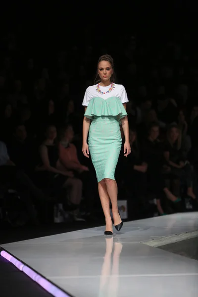 Moda indossando abiti disegnati da Envy Room nello show 'Fashion.hr' — Foto Stock