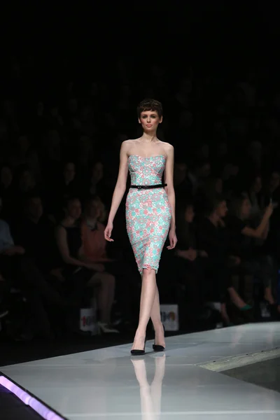 फॅशन शोवर एव्ही रूमने डिझाइन केलेले कपडे परिधान केलेले फॅशन मॉडेल — स्टॉक फोटो, इमेज