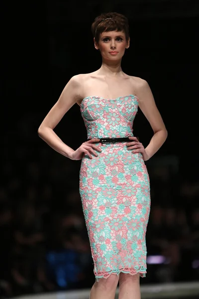 Fashion model dragen van kleding ontworpen door afgunst kamer op de 'fashion.hr' show — Stockfoto