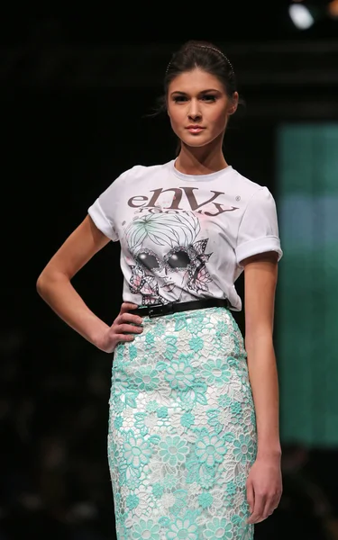 Fashion model wearing clothes designed by Envy Room on the 'Fashion.hr' show — Stock Photo, Image