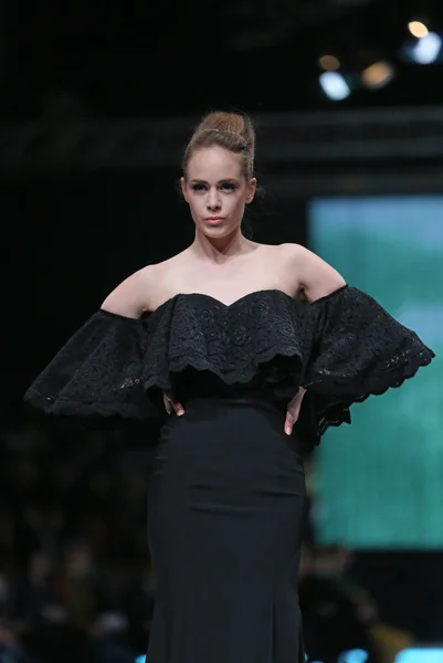 Moda indossando abiti disegnati da Envy Room nello show 'Fashion.hr' — Foto Stock