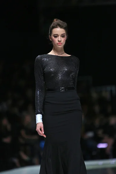 Fashion model dragen van kleding ontworpen door afgunst kamer op de 'fashion.hr' show — Stockfoto