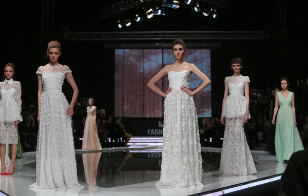 Modelo de moda vestindo roupas projetadas pela sala de inveja no show 'Fashion.hr' — Fotografia de Stock