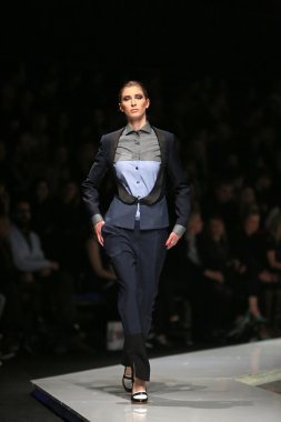 'fashion.hr' gösteri IK studio tarafından tasarlanan kıyafetleri moda model