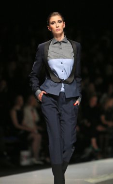 'fashion.hr' gösteri IK studio tarafından tasarlanan kıyafetleri moda model