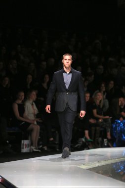 'fashion.hr' gösteri IK studio tarafından tasarlanan kıyafetleri moda model