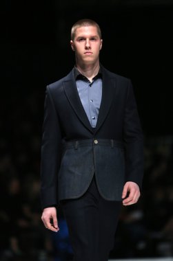 'fashion.hr' gösteri IK studio tarafından tasarlanan kıyafetleri moda model