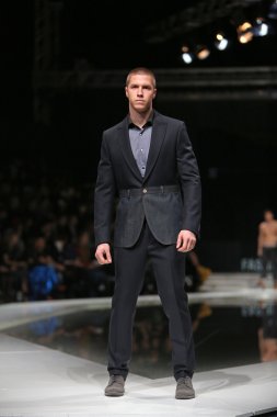 'fashion.hr' gösteri IK studio tarafından tasarlanan kıyafetleri moda model