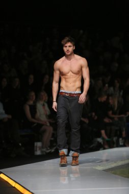 'fashion.hr' gösteri IK studio tarafından tasarlanan kıyafetleri moda model