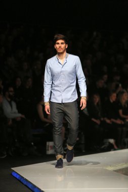 'fashion.hr' gösteri IK studio tarafından tasarlanan kıyafetleri moda model