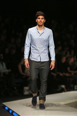 'fashion.hr' gösteri IK studio tarafından tasarlanan kıyafetleri moda model