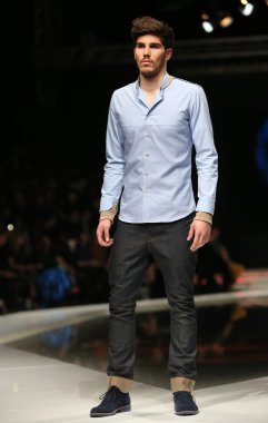 'fashion.hr' gösteri IK studio tarafından tasarlanan kıyafetleri moda model