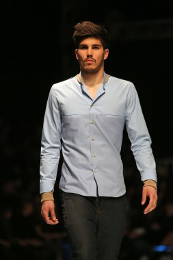 'fashion.hr' gösteri IK studio tarafından tasarlanan kıyafetleri moda model