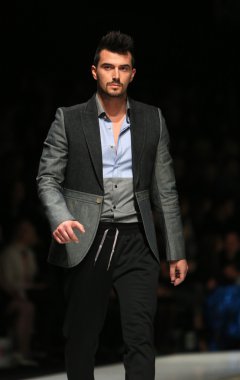 'fashion.hr' gösteri IK studio tarafından tasarlanan kıyafetleri moda model