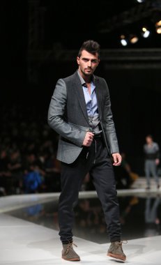 'fashion.hr' gösteri IK studio tarafından tasarlanan kıyafetleri moda model