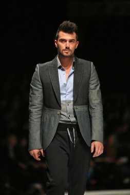 'fashion.hr' gösteri IK studio tarafından tasarlanan kıyafetleri moda model