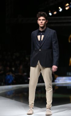 'fashion.hr' gösteri IK studio tarafından tasarlanan kıyafetleri moda model