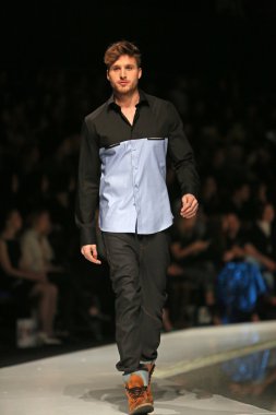 'fashion.hr' gösteri IK studio tarafından tasarlanan kıyafetleri moda model