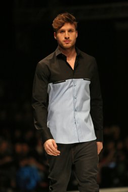 'fashion.hr' gösteri IK studio tarafından tasarlanan kıyafetleri moda model