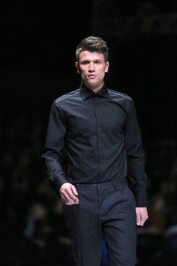 'fashion.hr' gösteri IK studio tarafından tasarlanan kıyafetleri moda model