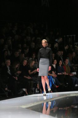 'fashion.hr' gösteri IK studio tarafından tasarlanan kıyafetleri moda model