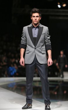 'fashion.hr' gösteri IK studio tarafından tasarlanan kıyafetleri moda model