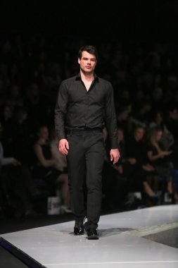 'fashion.hr' gösteri IK studio tarafından tasarlanan kıyafetleri moda model