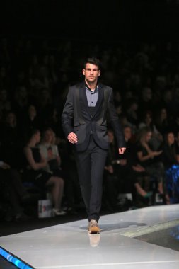 'fashion.hr' gösteri IK studio tarafından tasarlanan kıyafetleri moda model