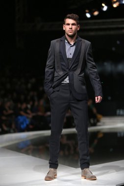 'fashion.hr' gösteri IK studio tarafından tasarlanan kıyafetleri moda model