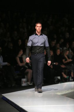 'fashion.hr' gösteri IK studio tarafından tasarlanan kıyafetleri moda model